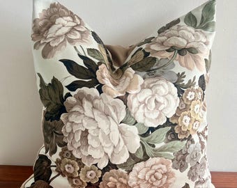 Funda de cojín de tela floral vintage.