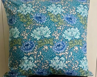 Funda de cojín con estampado vintage "Chrysanthemum" diseñada por Morris & Co.