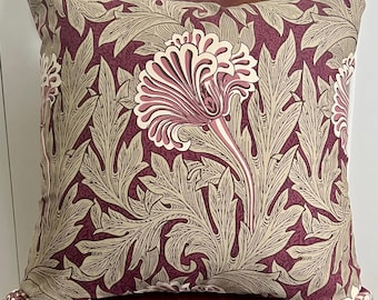 Funda de cojín en estampado “Tulipán” diseñada por Morris & Co.