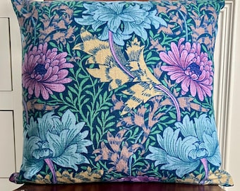 Funda de cojín con estampado vintage "Chrysanthemum" diseñada por Morris & Co.