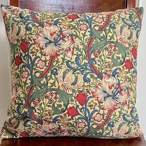 Housse de coussin « Golden Lily Minor » de Liberty of London