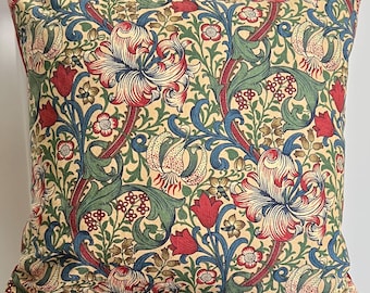 Funda de cojín en color “Golden Lily Minor” de Liberty of London.