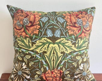 Funda de cojín en estampado vintage "Honeysuckle" diseñada por Morris & Co.