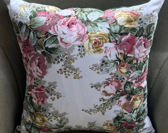 Funda de cojín con guirnalda floral en tela vintage.