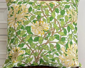 Funda de cojín en color madreselva diseñada por Morris & Co.