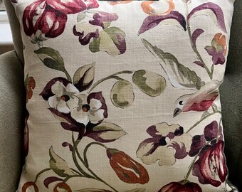 Funda de cojín en estampado "Pear and Pomegranate" de Sanderson & Sons.
