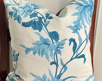 Funda de cojín en color "Southwold Blue" de Sanderson Design.