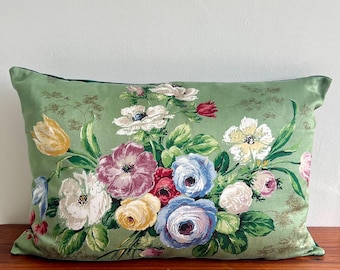 Funda de cojín con estampado floral vintage diseñada por Sanderson.
