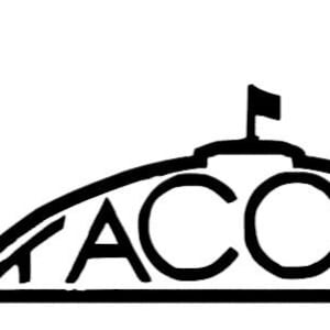 以下が含まれることがあります： 旗が立てられたスタイリッシュな山の白黒のイラストで、前面に「TACOMA」の文字が書かれています。