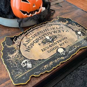 Handgemaakt occult decor: houten ouijabord en planchette van 12 x 20 inch met een fantastische gehoornde vorm