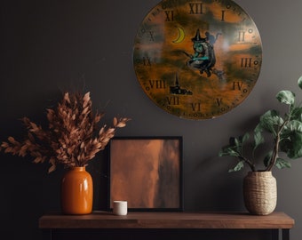 Peut inclure: Une horloge murale ronde de style vintage avec des chiffres romains et une illustration de sorcière. Le cadran de l'horloge représente une sorcière sur un balai, un croissant de lune et une silhouette d'église. L'horloge est fixée sur un mur gris foncé.