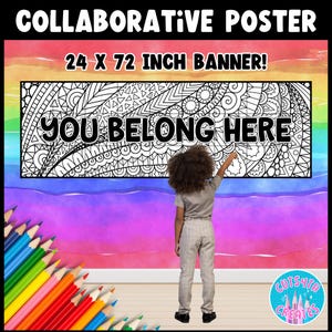 Op de afbeelding: Een collaboratieve poster met de tekst "YOU BELONG HERE" in een zwart-wit ontwerp, met een afmeting van 61 x 183 cm. Een kind wijst naar de poster, met een regenboogkleurige achtergrond en een set kleurpotloden.