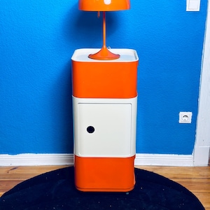 ERA ESPACIAL // Kartell Componibili de Anna Castelli Ferrieri en plástico color naranja y blanco roto vintage de los años 70 // Pop Art