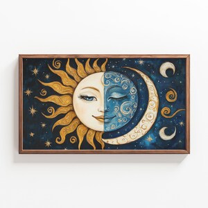Pode incluir: Uma pintura emoldurada de um sol e uma lua com um fundo de noite estrelada. O sol é amarelo e dourado com um rosto sorridente e a lua é azul e branca com um olho fechado. A pintura é emoldurada em uma moldura de madeira escura.