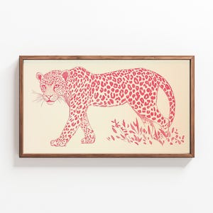 以下が含まれることがあります： 木製の額縁に入ったピンクのヒョウのイラスト。ヒョウはピンクの草が生えている野原を歩いている。