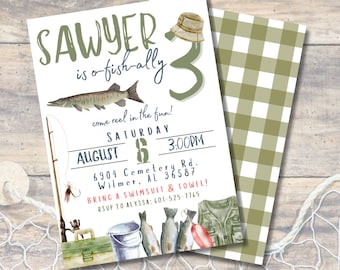 Può includere: Uno sfondo a scacchi verde e bianco con un biglietto bianco in cima. Il biglietto contiene un invito di compleanno a tema pesca per il 3° compleanno di Sawyer. L'invito dice "Sawyer is o-fish-ally 3" e include una canna da pesca, un secchio e pesci. L'invito include anche la data, l'ora e il luogo della festa.