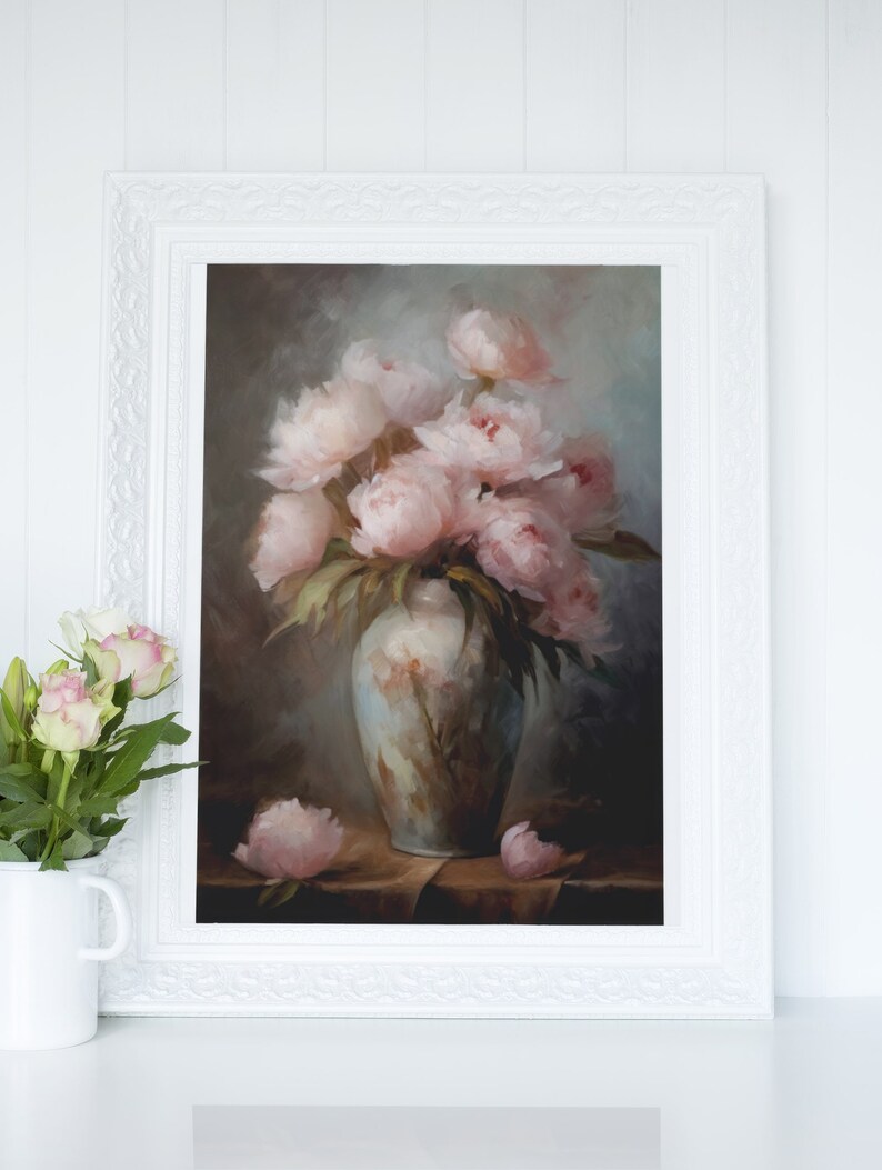 Op de afbeelding: Een schilderij van een boeket roze pioenen in een vaas met een bloemenpatroon. De vaas staat op een bruine tafel met een donkere achtergrond.