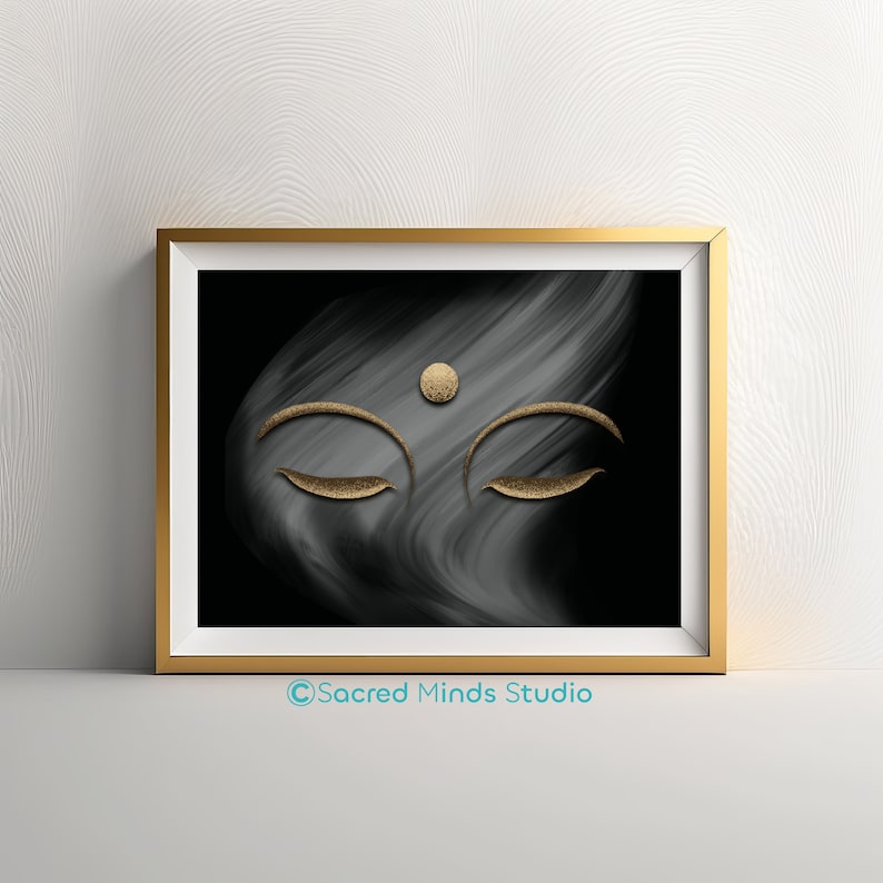 Puede incluir: Una impresi&oacute;n enmarcada con fondo negro y una imagen estilizada dorada de una cara con los ojos cerrados y un punto en la frente. El texto "Sacred Minds Studio" est&aacute; en la parte inferior de la impresi&oacute;n.