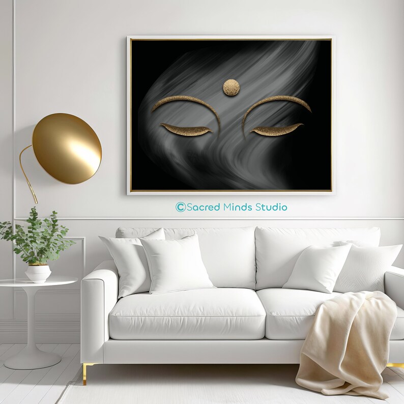 Puede incluir: Una impresi&oacute;n de arte abstracto en blanco y negro con una cara de Buda dorada. La cara tiene los ojos cerrados y un punto en la frente. La impresi&oacute;n est&aacute; enmarcada en un marco dorado fino. El texto "&copy;Sacred Minds Studio" est&aacute; en la parte inferior de la impresi&oacute;n.