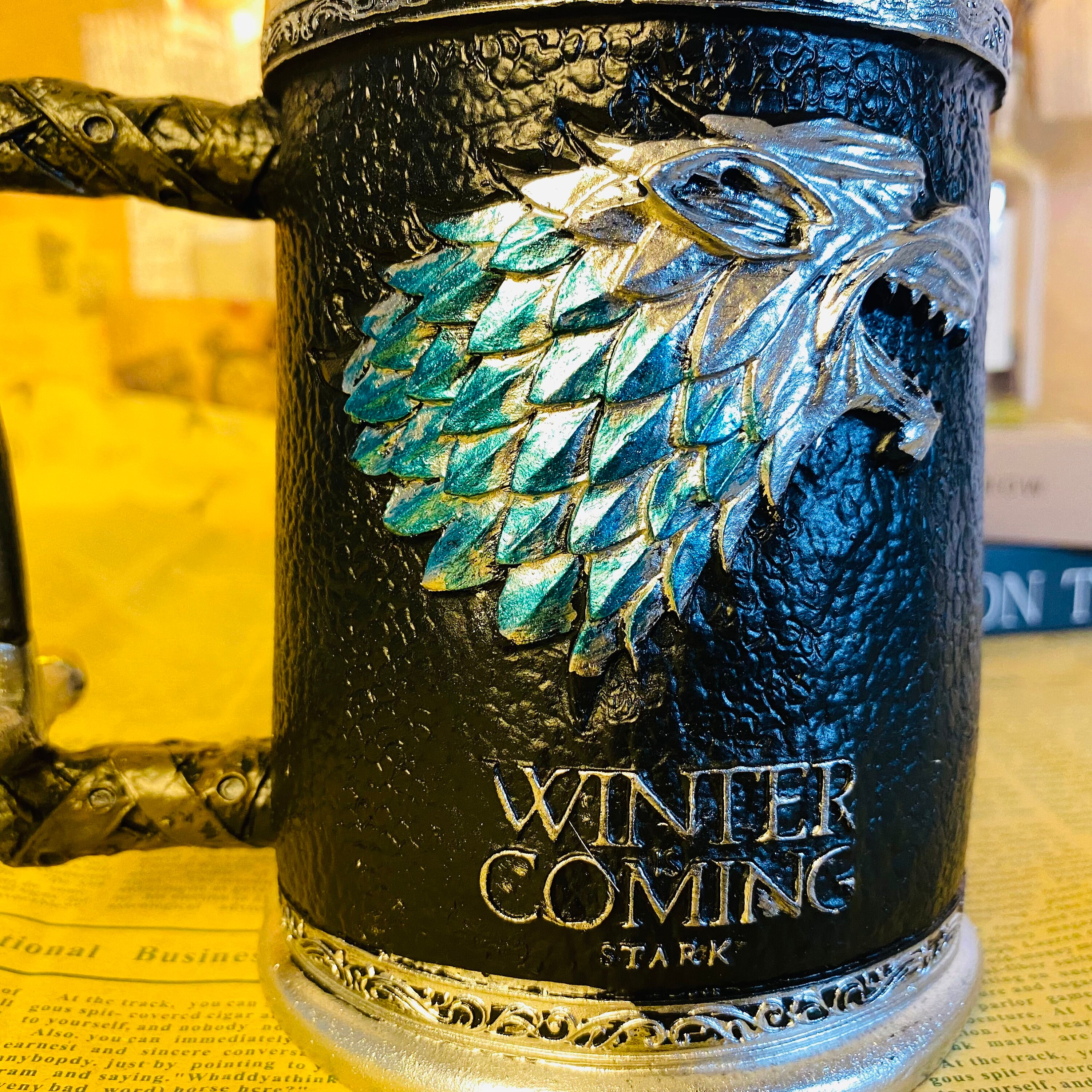 ドラゴン彫刻の金属製マグカップ