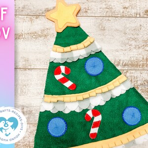 Könnte beinhalten: Ein Filz-Weihnachtsbaum-Spielzeug für Hunde, mit einem grünen Baum, der mit gelben, weißen und blauen Filz-Ornamenten, einem roten und weißen Zuckerstangen und einem gelben Stern oben verziert ist.  PDF und MOV sind in Pink auf einem lila Hintergrund geschrieben.