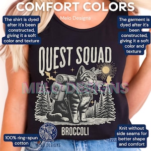 以下が含まれることがあります： バックパックを背負った猫のグラフィックと「QUEST SQUAD」と「BROCCOLI」のテキストが書かれた黒いタンクトップ。「COMFORT COLORS」と「Melo Designs」のテキストもシャツに書かれています。