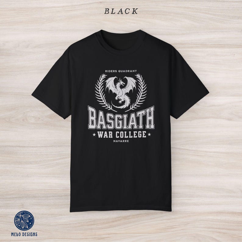 Puede incluir: Camiseta negra con un gr&aacute;fico blanco de un drag&oacute;n y el texto "Riders Quadrant, Basgiath War College, Navarre".