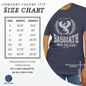 Puede incluir: Una tabla de tallas para una camiseta azul marino con un gr&aacute;fico de drag&oacute;n blanco y el texto "Basgiath War College* Navarre". La tabla muestra las medidas de ancho y largo en pulgadas para las tallas S a 4XL.