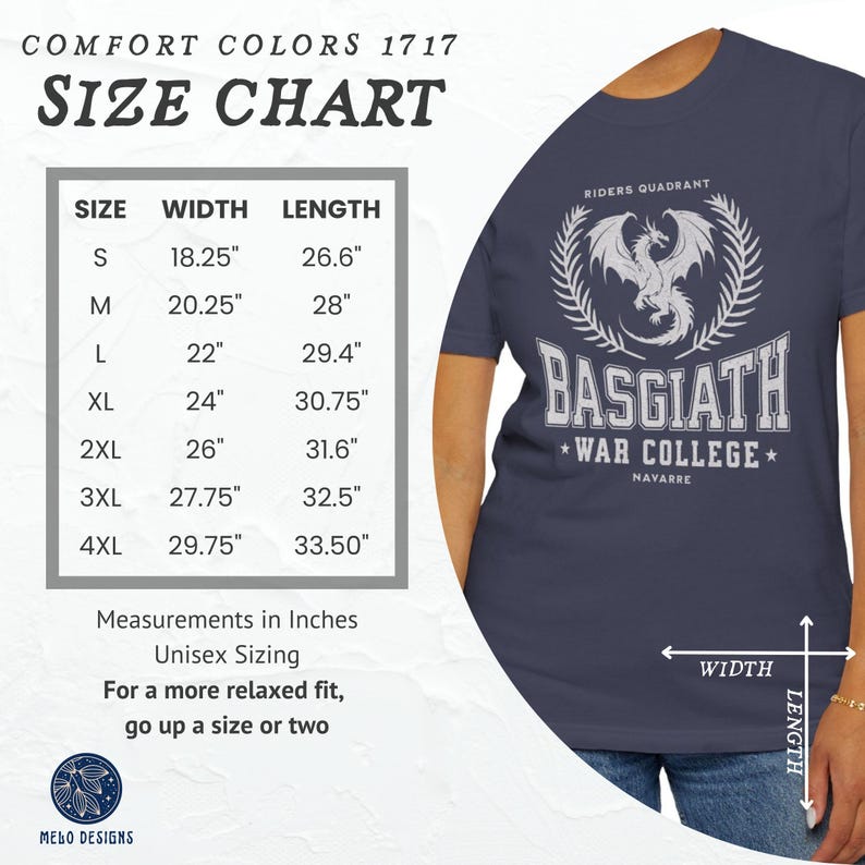 Puede incluir: Una tabla de tallas para una camiseta azul marino con un gr&aacute;fico de drag&oacute;n blanco y el texto "Basgiath War College* Navarre". La tabla muestra las medidas de ancho y largo en pulgadas para las tallas S a 4XL.