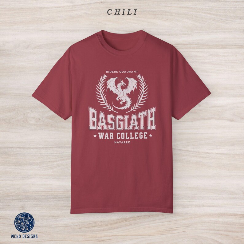 Puede incluir: Camiseta color burdeos con un gr&aacute;fico blanco de un drag&oacute;n con el texto "Riders Quadrant", "Basgiath War College" y "Navarre".