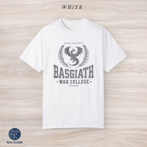 Puede incluir: Camiseta blanca con un gr&aacute;fico gris de un drag&oacute;n y el texto "Riders Quadrant Basgiath War College Navarre".