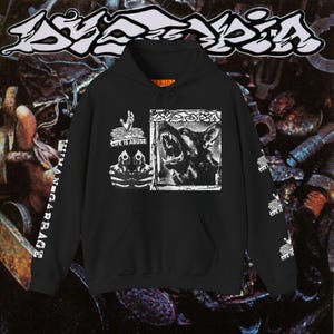 Puede incluir: Sudadera con capucha negra con un diseño gráfico que presenta un perro gruñendo, el texto "LIFE IS ABUSE" y la palabra "AVERSION" en una fuente estilizada. La manga tiene el texto "HUMAN GARBAGE".