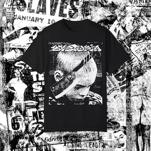 Può includere: T-shirt nera con una grafica in bianco e nero di una persona con un coltello e la parola "AVEDDA" sopra l'immagine. Lo sfondo è un collage di testo e immagini in bianco e nero.