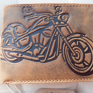 Cartera de cuero auténtico hecha a mano para hombre / Cartera plegable con protección RFID / Regalo para él / Diseño de motocicleta para motociclistas