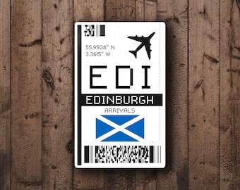 Peut inclure: Une carte d'embarquement blanche avec du texte noir et une icône d'avion noir. Le texte indique "EDI EDINBURGH ARRIVALS 55.9508° N 3.3615° W". La carte d'embarquement présente également un drapeau écossais bleu et blanc.