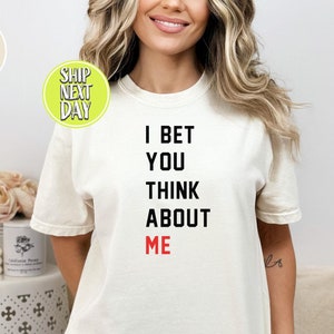 Camiseta Aposto que você pensa em mim, camiseta com letras, camiseta com músicas, camisetas para amantes da música, presente de música retrô, camiseta com slogan engraçado, camisetas Aposto que você - TC166