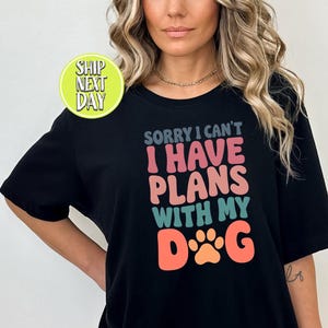 Przepraszam, nie mogę, mam plany z moim psem T-shirt, zabawna koszulka dla mamy psa, koszulka dla miłośników zwierząt, powiedzonka dla psów, zabawne koszulki dla szczeniąt, prezent dla niej - AF027