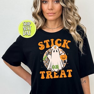 スティック・オア・トリート 面白いハロウィン ナース Tシャツ、不気味な ICU ナース Tシャツ、ナースへのハロウィン シャツ ギフト、ゴースト ナース シャツ、ナース ブー T シャツ - HC091