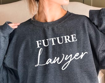Sweatshirt toekomstige advocaat, trui rechtenstudent, pre-law cadeau, advocaat in maken shirt, hoodies afstuderen rechtenschool, shirts advocaat - TC325