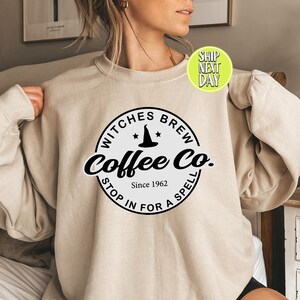 Sudadera y sudadera con capucha Witches Brew, sudadera de Halloween, sudadera con cuello redondo de Funny Coffee Co, suéter tipo pulóver de Halloween Witches -HC44