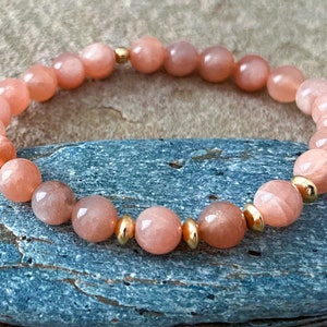 Sunstone stretch bracelet,Gemstone bracelet, Sunstone and gold bracelet,Handcrafted bead bracelet, Gift for girlfriend, Gift for wife