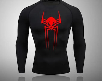 Puede incluir: Camiseta negra de manga larga con un logotipo de Spiderman rojo en la parte delantera.