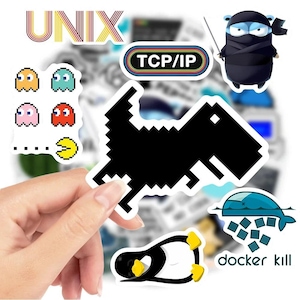 Op de afbeelding: Een verzameling kleurrijke stickers met diverse ontwerpen. Inbegrepen zijn gepixelde geesten, een zwarte dinosaurus, een ninja-personage en de tekst "TCP/IP" en "UNIX". De stickers worden door een hand vastgehouden.
