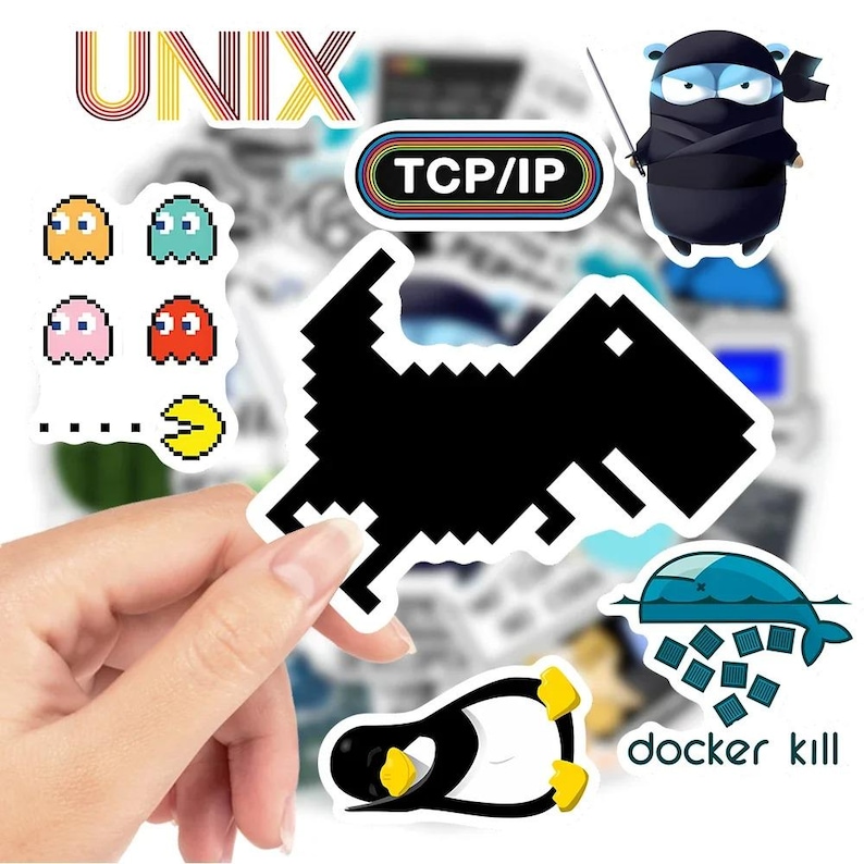 Op de afbeelding: Een verzameling kleurrijke stickers met diverse ontwerpen. Inbegrepen zijn gepixelde geesten, een zwarte dinosaurus, een ninja-personage en de tekst "TCP/IP" en "UNIX". De stickers worden door een hand vastgehouden.
