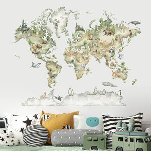 Pode incluir: Vinil decorativo de mapa-múndi em aquarela, com continentes verdes e castanhos e ilustrações de animais. O mapa inclui ursos, baleias, pinguins e outros animais selvagens. O vinil é montado numa parede branca.