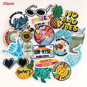 Puede incluir: Un conjunto de 20 parches bordados con diversos diseños. Incluye gafas de sol, una piña y frases como "No Bad Vibes" y "Choose Happy". Otros parches presentan un arcoíris, un girasol y una matrícula de Hawái. Los parches son coloridos y tienen un tema veraniego.