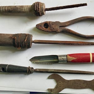 Juego especial de 10 herramientas antiguas de época. Aproximadamente 100 años de antigüedad. Se vende en su estado original, con óxido y polvo, sin restaurar. Artículos de exhibición o de uso real.