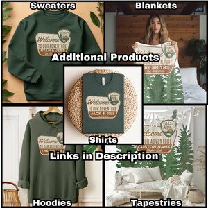 Puede incluir: Un collage de diferentes productos con un dise&ntilde;o verde y marr&oacute;n con el texto "Bienvenido a nuestra aventura" y un logotipo de parque nacional. Los productos incluyen su&eacute;teres, sudaderas con capucha, camisetas, mantas y tapices.