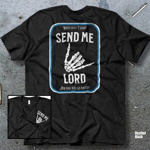 Puede incluir: Camiseta negra jaspeada con un dise&ntilde;o blanco y azul. El dise&ntilde;o presenta el texto "SEND ME LORD" con un gesto de mano de esqueleto. Tambi&eacute;n tiene el texto "WHOM SHALL I SEND? AND WHO WILL GO FOR US?"