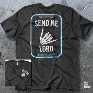 Puede incluir: Camiseta gris oscuro jaspeado con un dise&ntilde;o rectangular. El dise&ntilde;o presenta las palabras "SEND ME LORD" en blanco, con un gesto de mano de esqueleto. Tambi&eacute;n se incluye el texto "WHOM SHALL I SEND?" y "AND WHO WILL GO FOR US?"